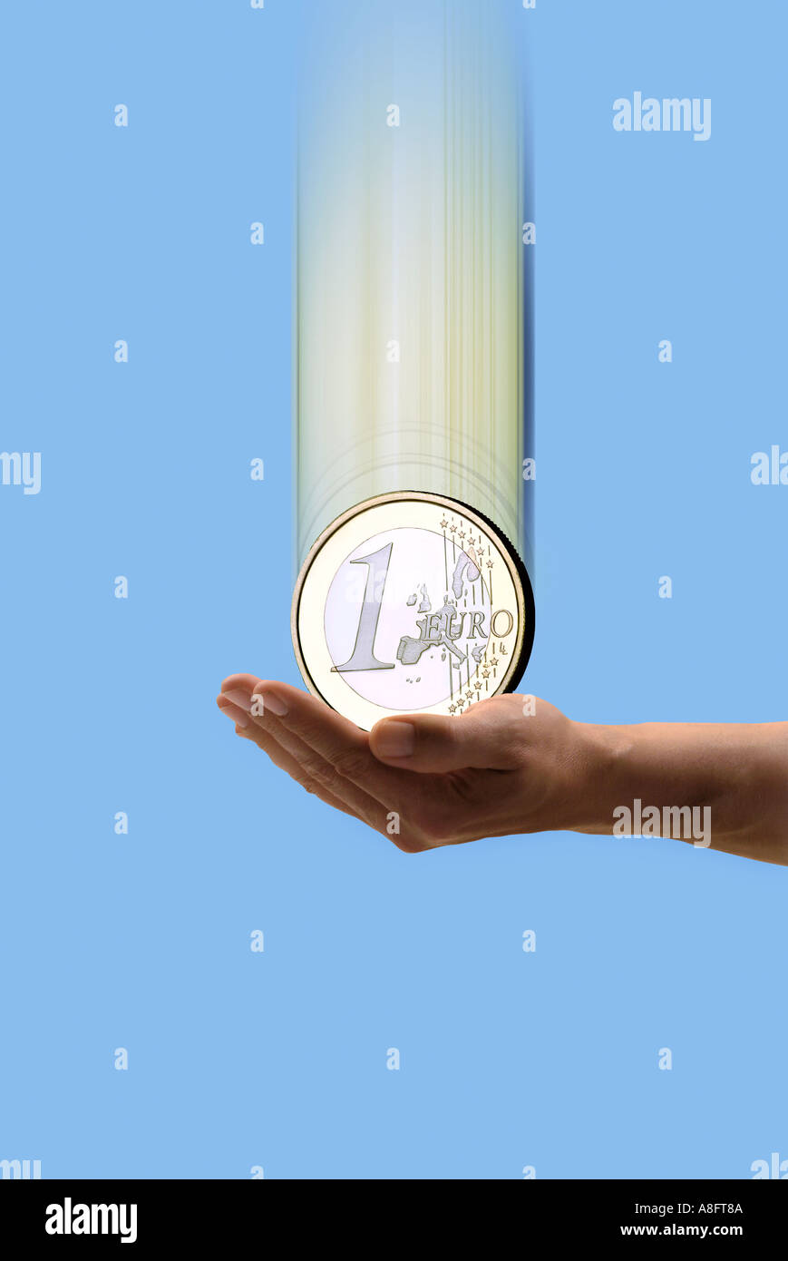 1 Euro che rientrano in una mano 1 Euromünze fällt in mano Foto Stock