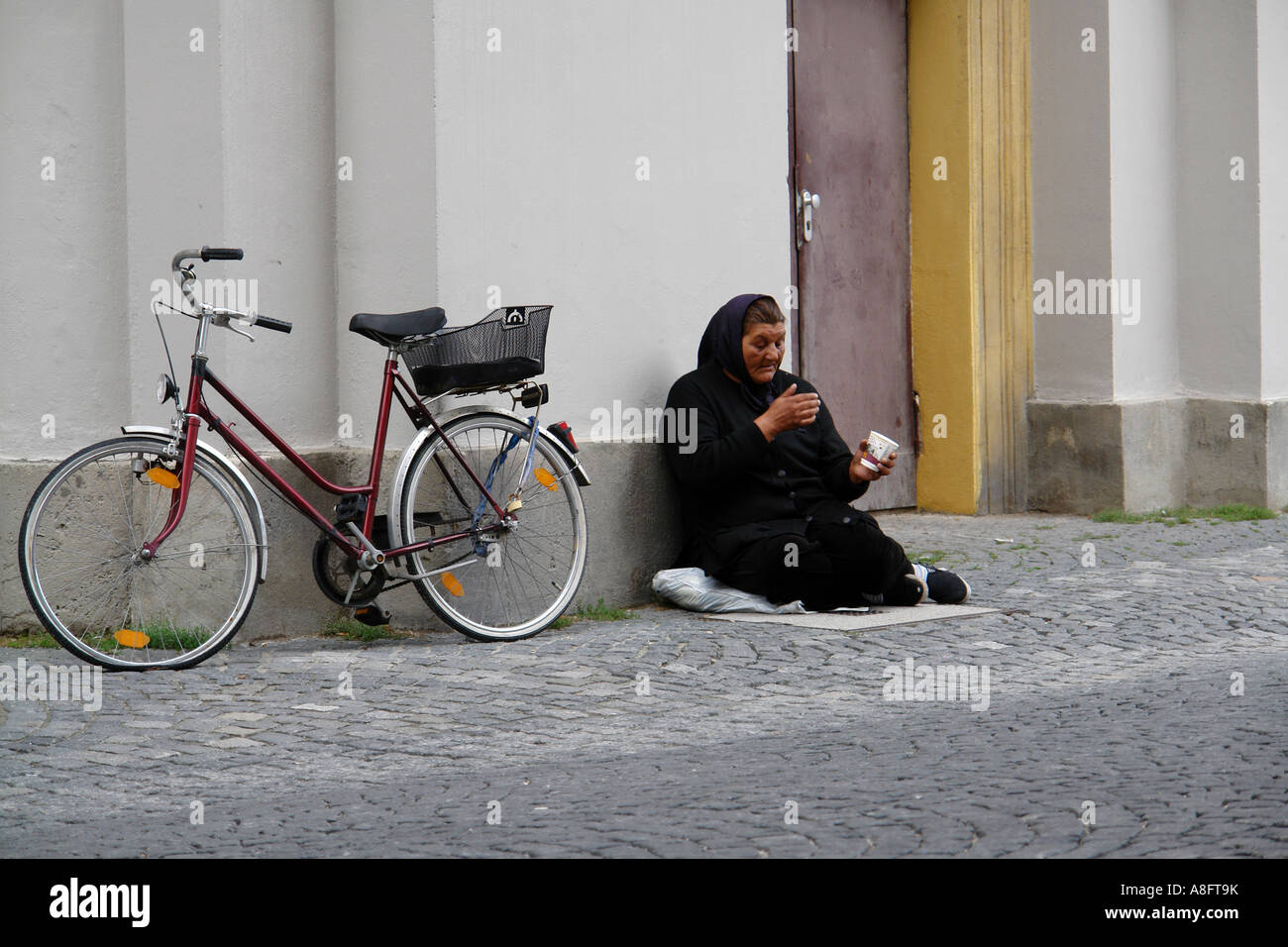 Una vecchia donna mendicante mendicare per denaro dall estero per Monaco di Baviera Baviera Germania Foto Stock