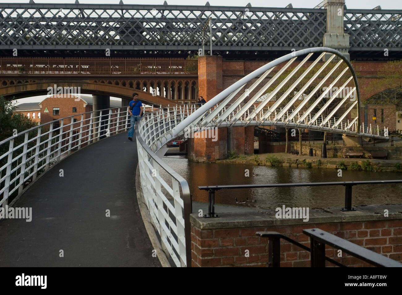 Un ponte pedonale in campo castello di Manchester Foto Stock