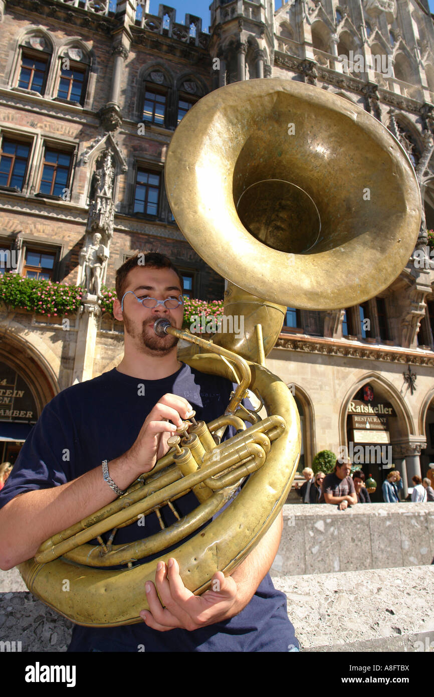 Musicista di strada riprodurre musica in ottone nella Marienplatz di München Monaco di Baviera Baviera Germania Foto Stock