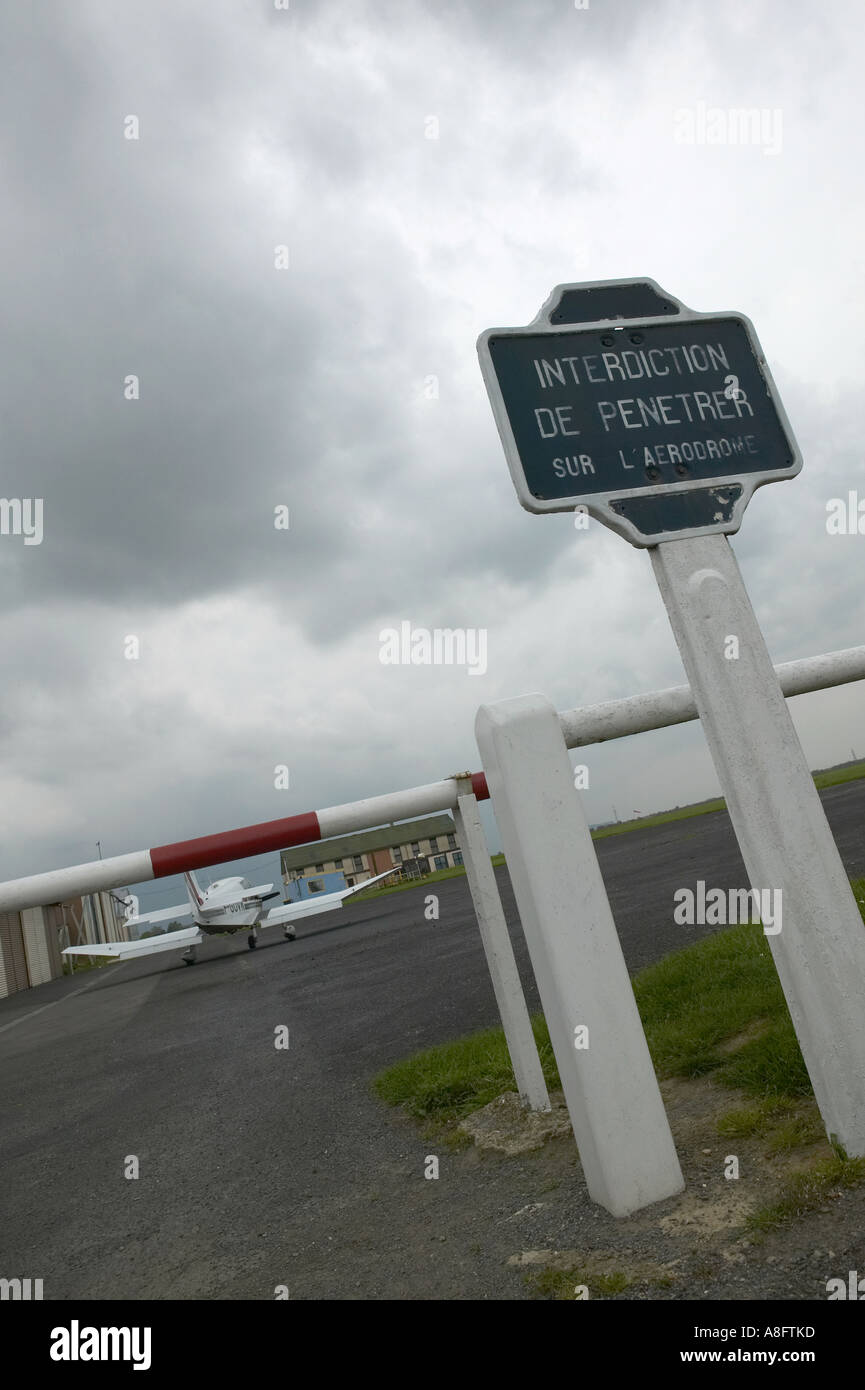 Attenzione alla piccola porta di aeroporto Foto Stock