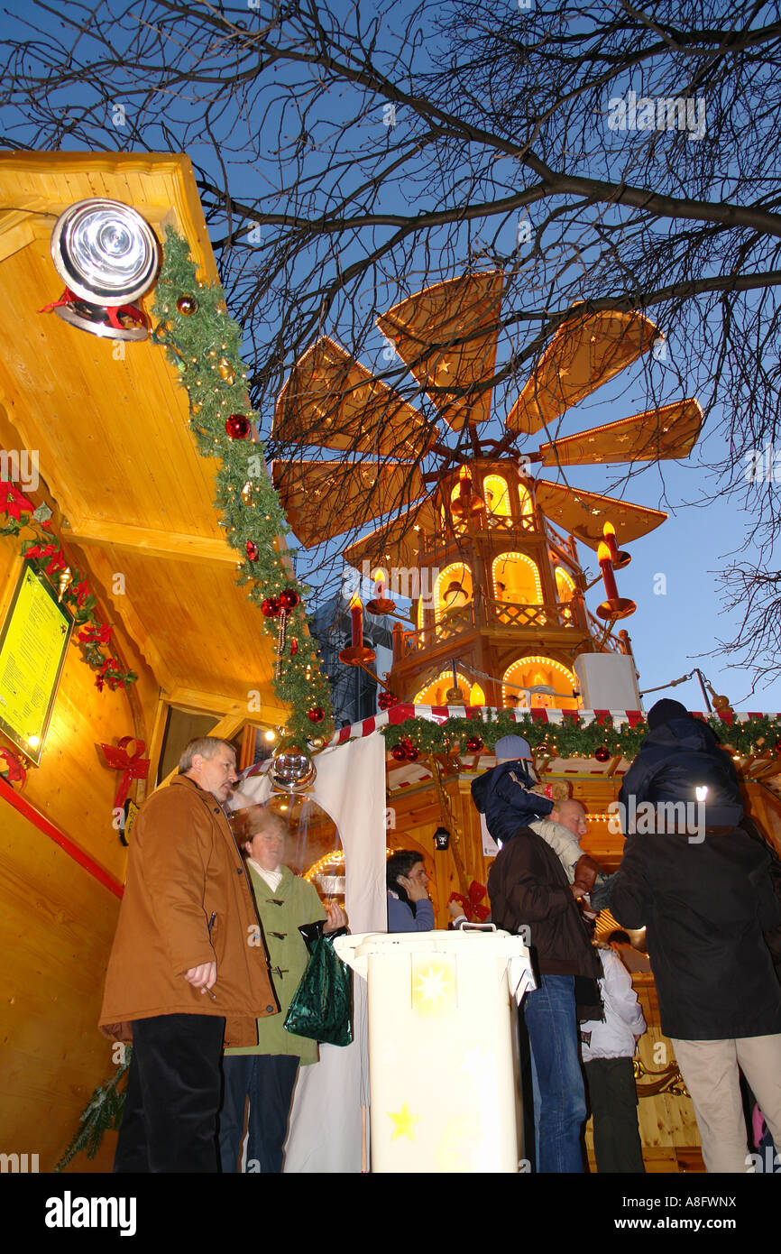 Germania Monaco di Baviera Weihnachtsmarkt fiera di Natale mercato Monaco di Baviera al crepuscolo e di notte Foto Stock