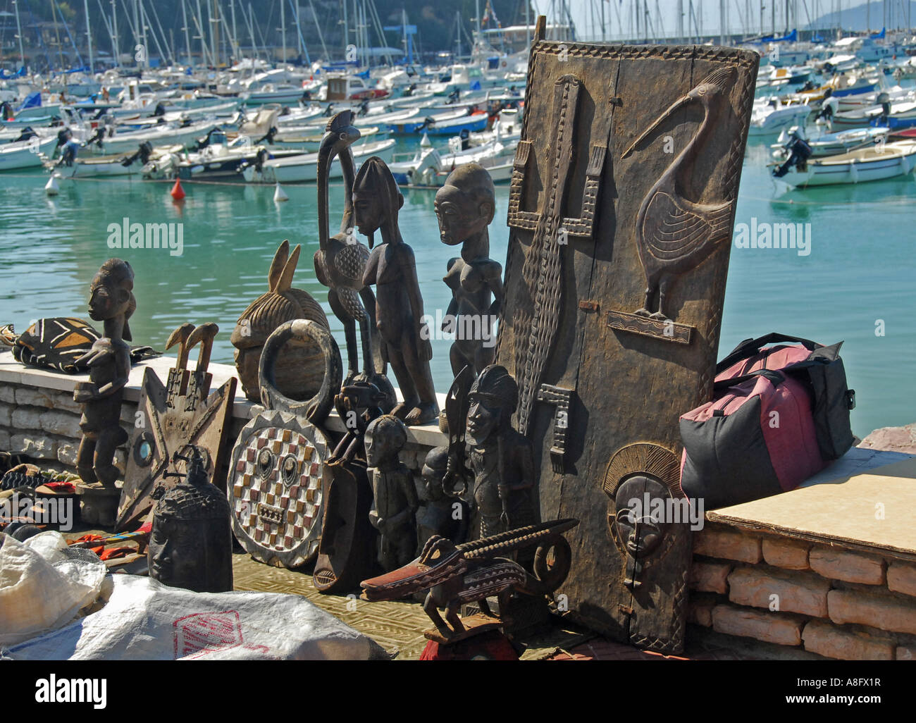 Artigianato africano per la vendita sul lungomare. Lerici, Liguria, Italia settentrionale, l'Europa. Foto Stock