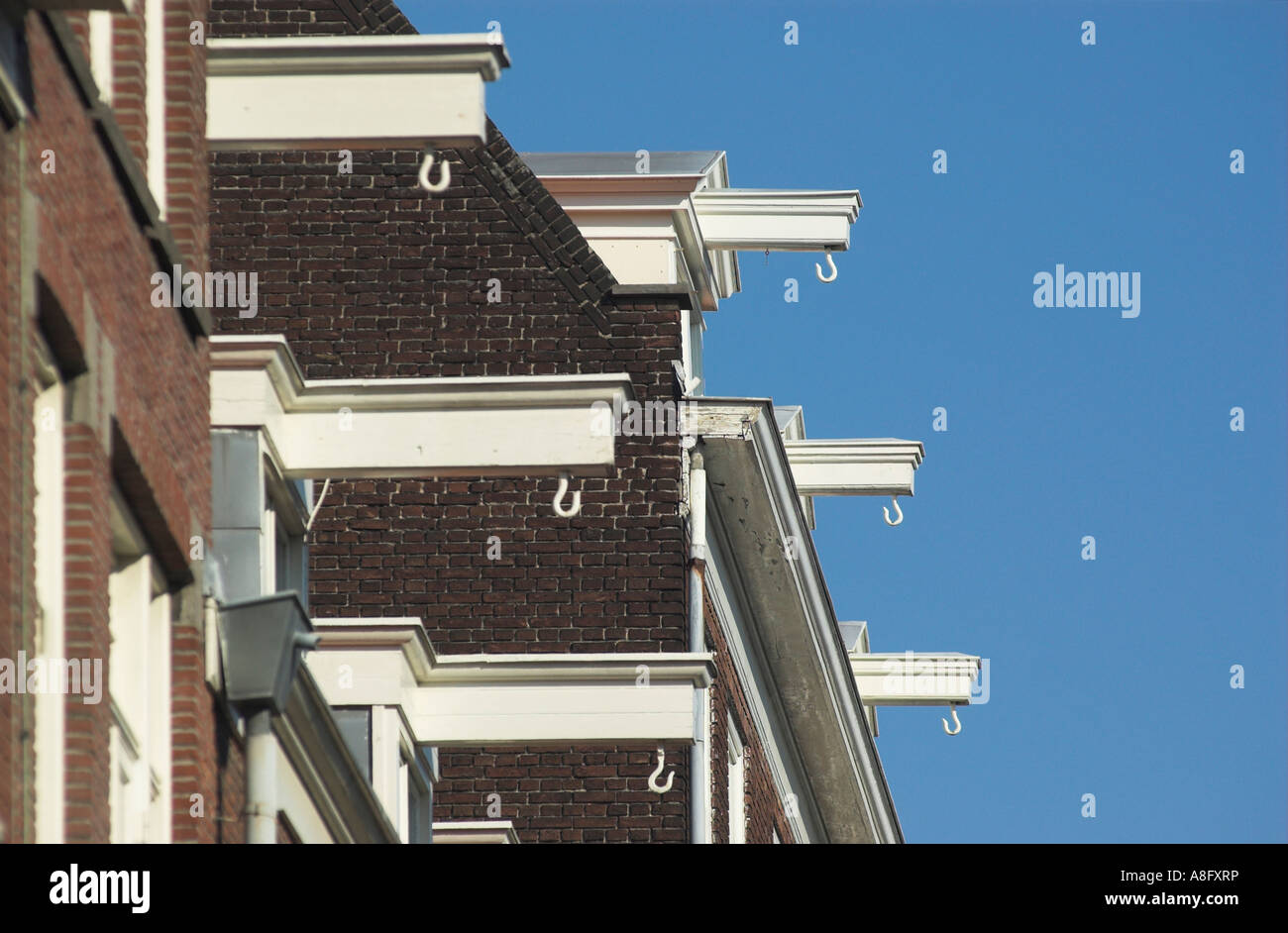 Righe del tetto ganci utilizzati per la movimentazione di oggetti pesanti in e fuori di case di Amsterdam Foto Stock