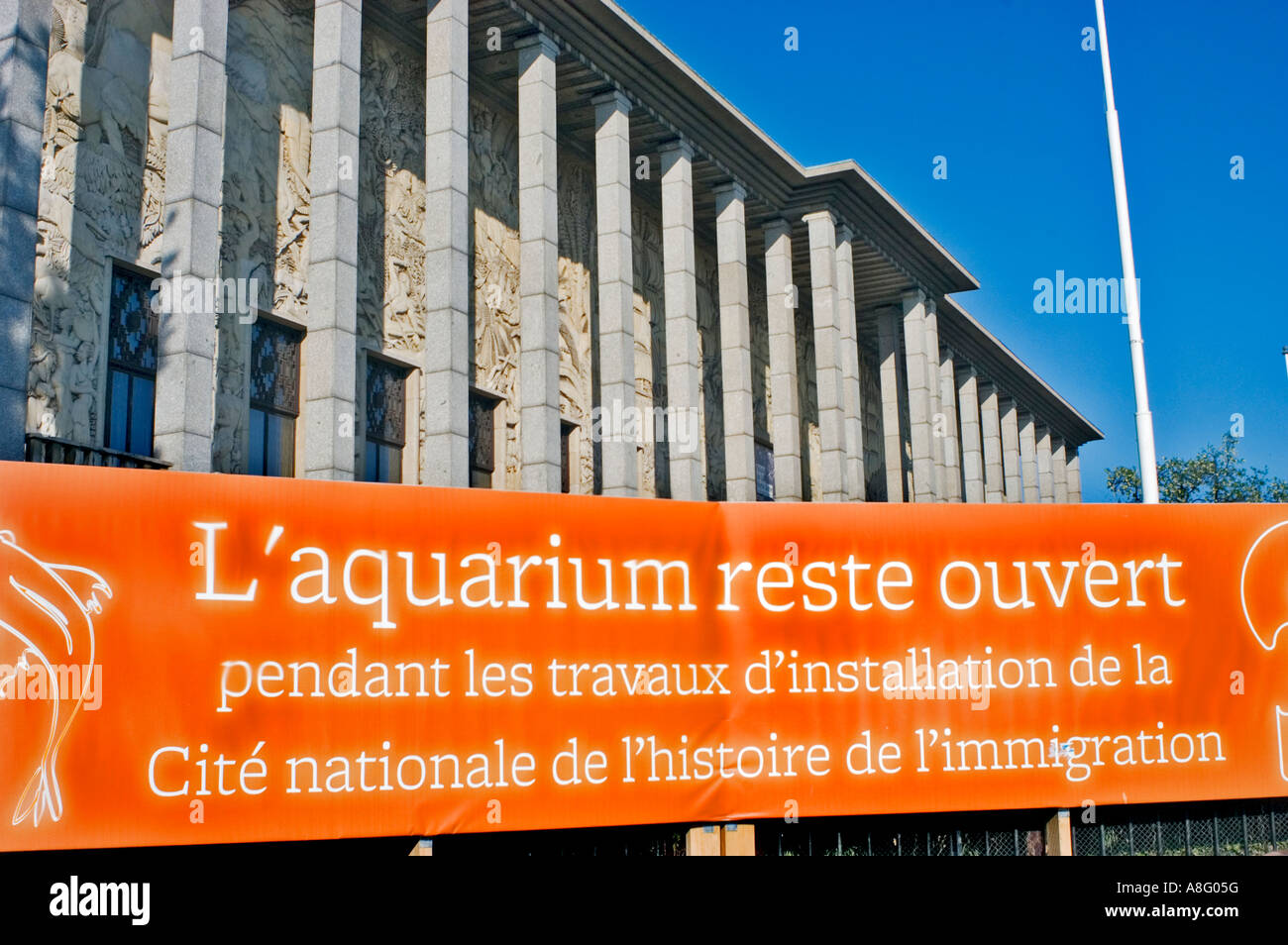 Parigi Francia, Esterno 'Cite International de l'Histoire de l'immigrazione" "Immigrazione Museum' con segno francese per acquario Foto Stock