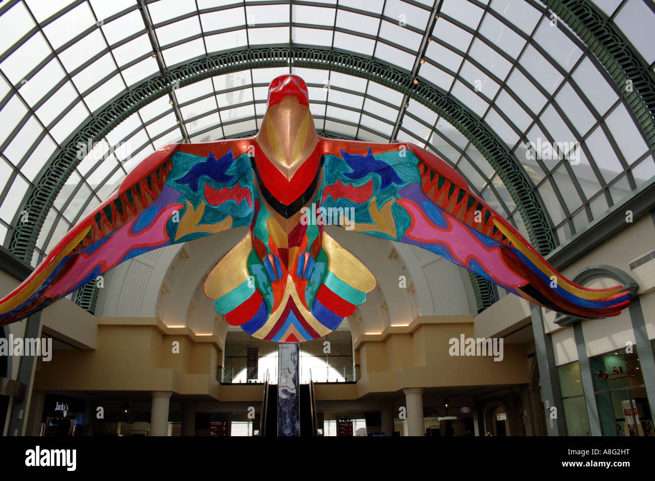 Dubai Mall of the Emirates art display di un falkon, Emirati Arabi Uniti. Foto di Willy Matheisl Foto Stock