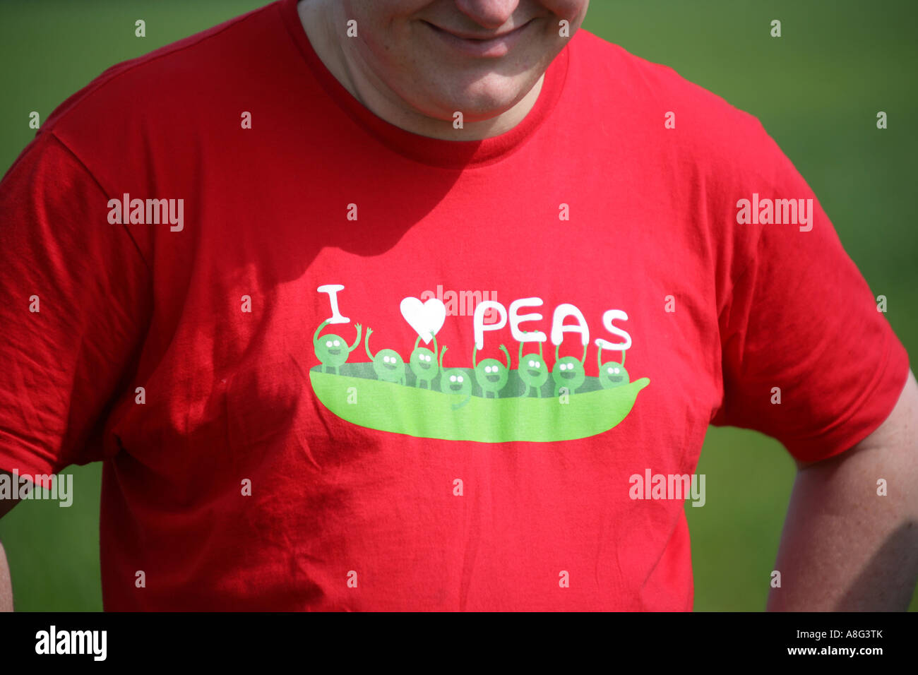 Anti-colture GM diruttori indossando "Io amo il mio Piselli" t-shirt, Cambridgeshire, England, Regno Unito Foto Stock