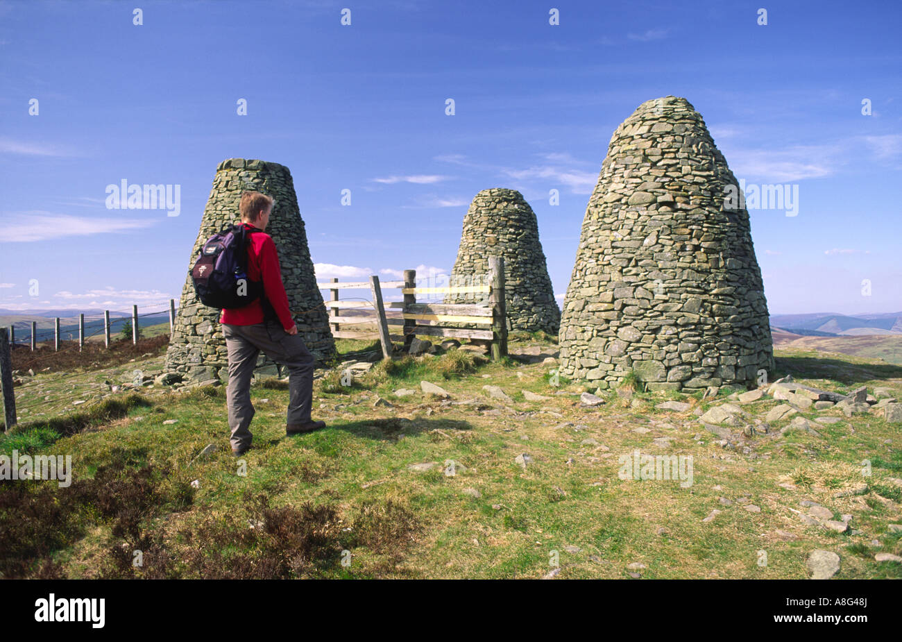 Passeggiate in collina walker presso i tre fratelli cairns sul Southern Upland Way Scottish Borders Scotland Regno Unito Foto Stock