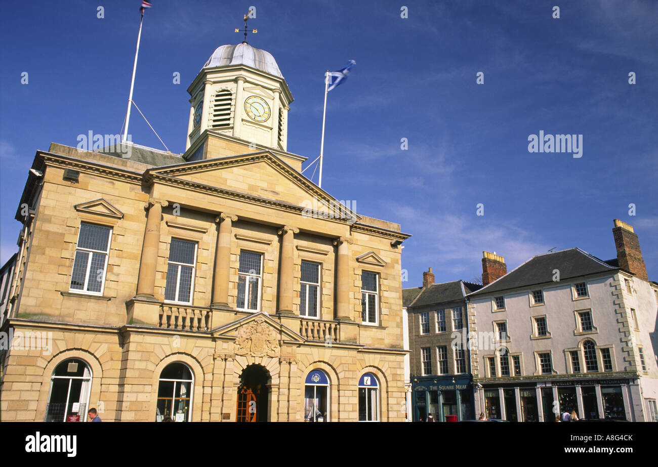 Kelso Square a Kelso centro città alla ricerca fino al Municipio Scottish Borders Scotland Regno Unito Foto Stock