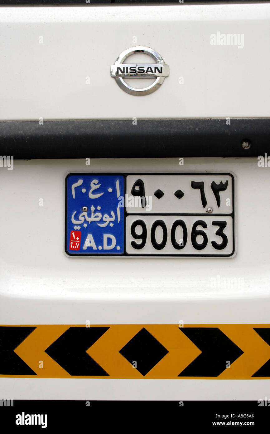 Patente di guida numero di targa di un bianco Abu Dhabi auto Nissan, Emirati Arabi Uniti. Foto di Willy Matheisl Foto Stock