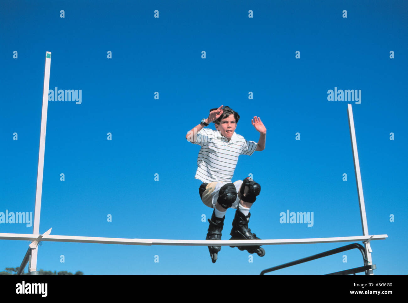 Ragazzo senza casco su rollingblades facendo un salto, Nice, Francia Foto Stock