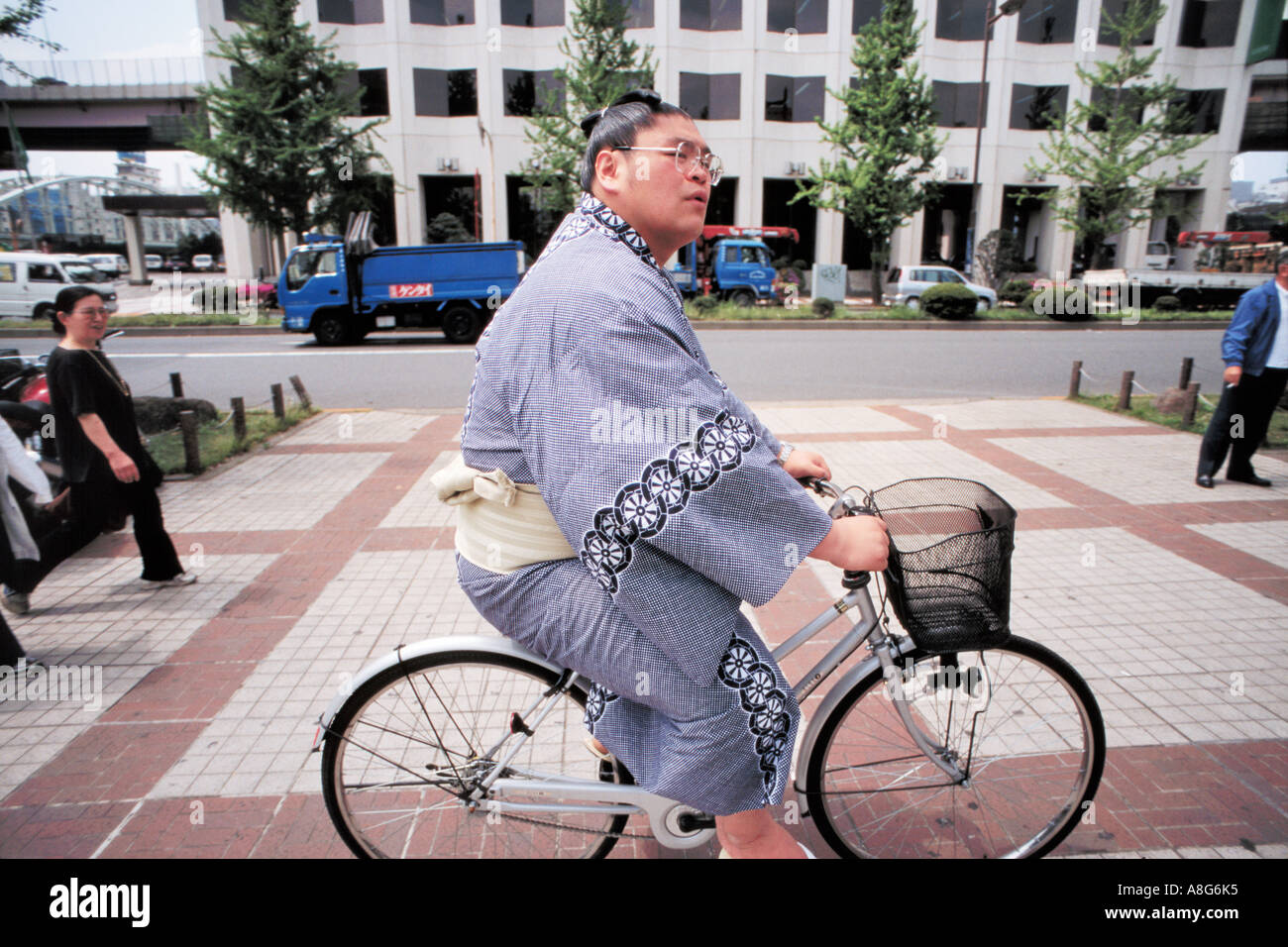 Lottatore di sumo sulla bicicletta, Tokyo, Giappone Foto Stock