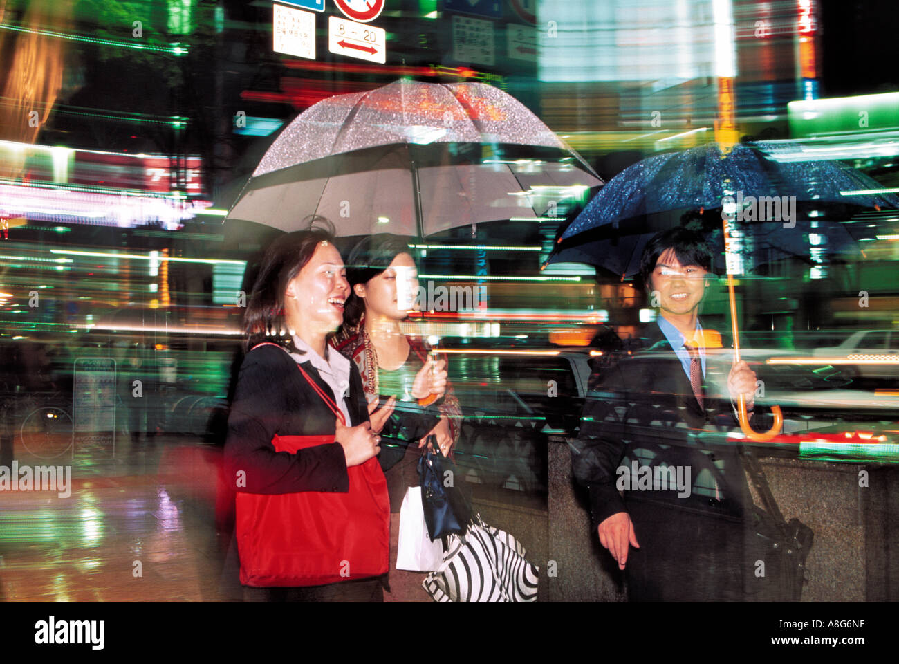 Persone con ombrelloni, Ginza, Tokyo, Giappone Foto Stock