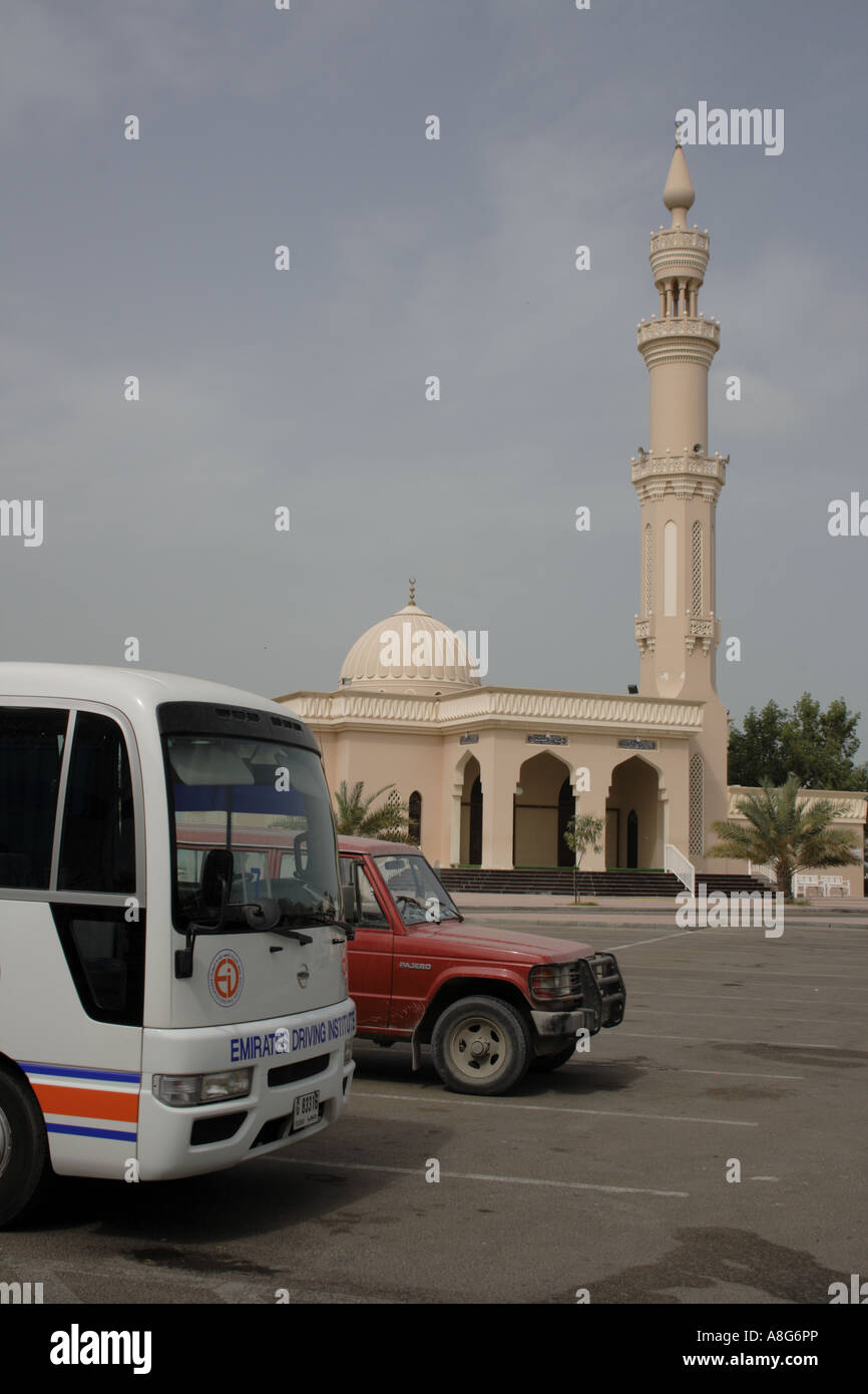 Parcheggio di veicoli di fronte alla moschea della città e Emirato Al Sharjah Emirati Arabi Uniti. Foto di Willy Matheisl Foto Stock