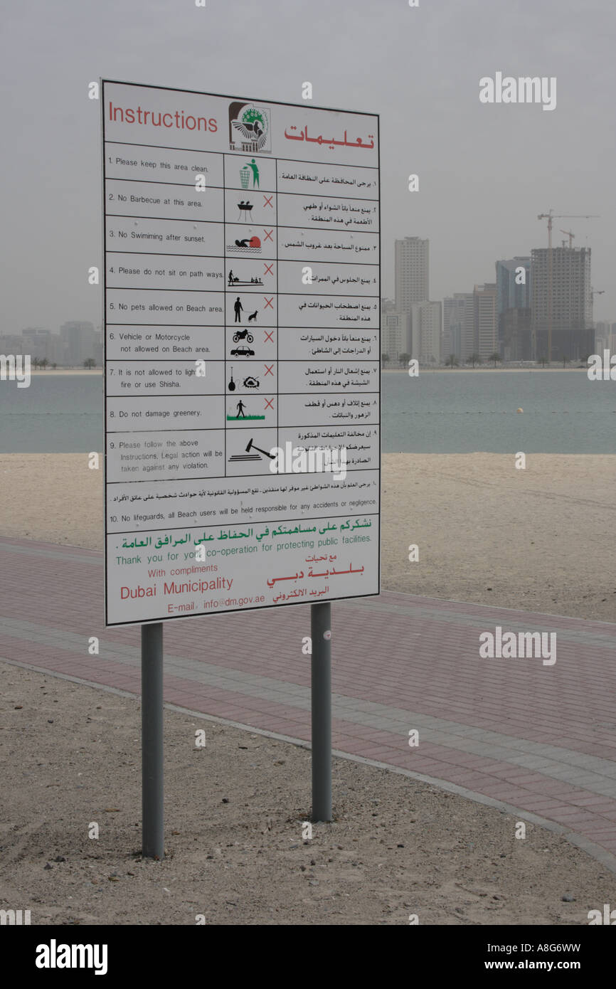 Segno con istruzioni sulla spiaggia a Emirato Al Sharjah accanto a Dubai, Emirati Arabi Uniti Foto Stock