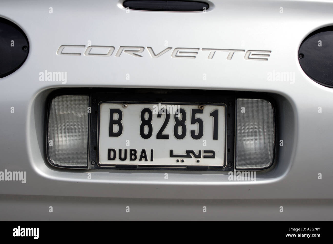 Corvette con auto targa della città di Dubai, Emirati Arabi Uniti. Foto di Willy Matheisl Foto Stock