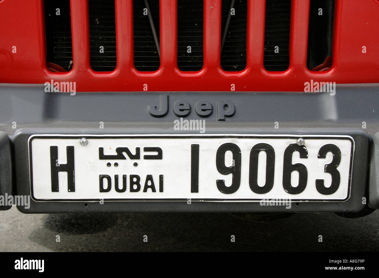Red offroad Jeep auto con targhe di Dubai, Emirati Arabi Uniti. Foto di Willy Matheisl Foto Stock