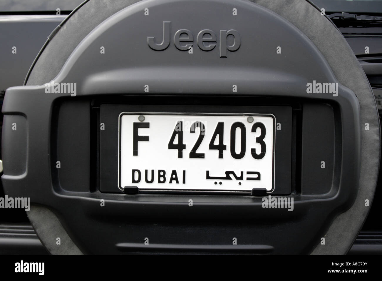 Dubai la targa sul nero Jeep, Emirati Arabi Uniti. Foto di Willy Matheisl Foto Stock