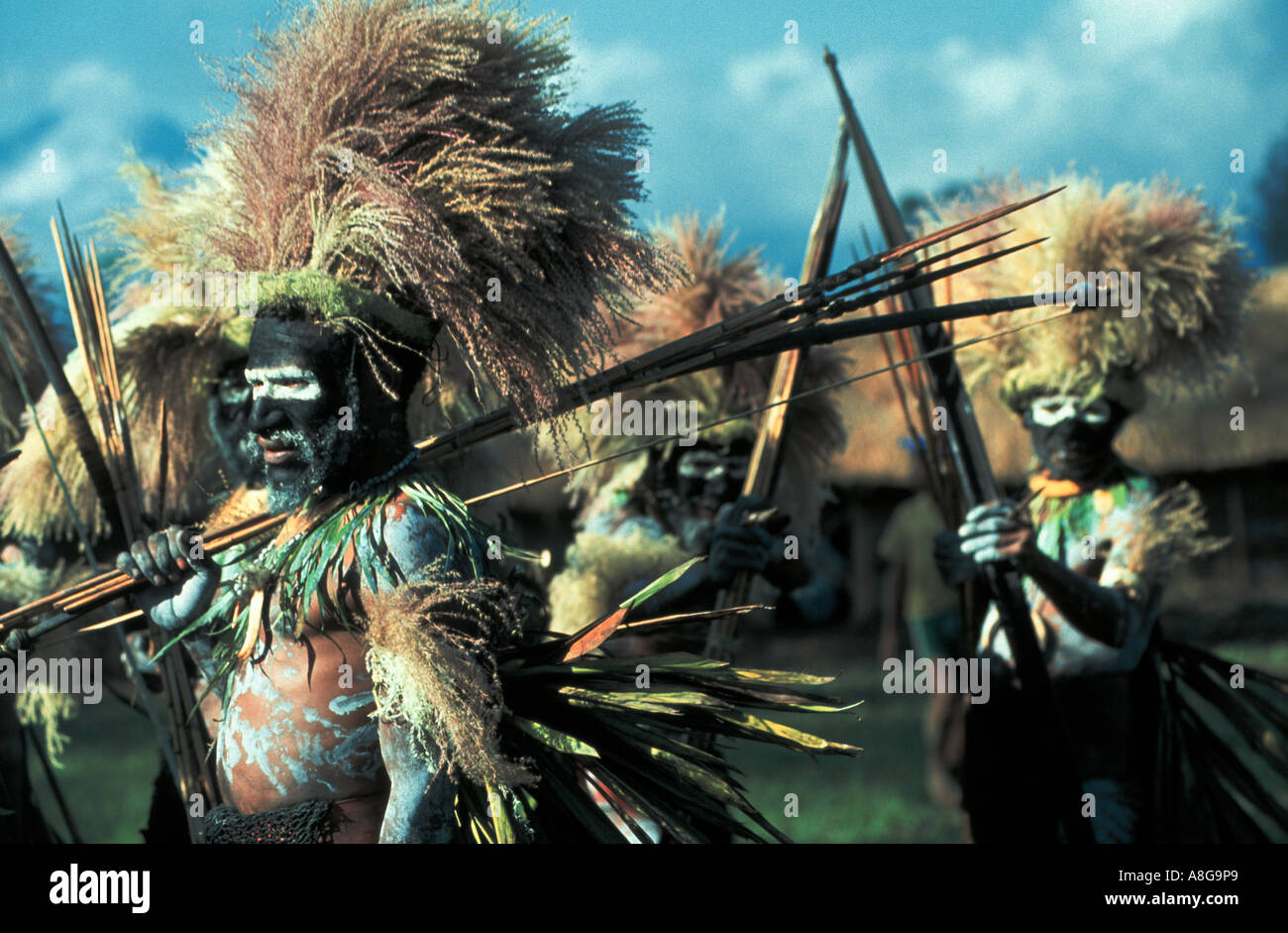 Decorate aborigeno con arco e frecce, Mt. Hagen, Papua Nuova Guinea Foto Stock