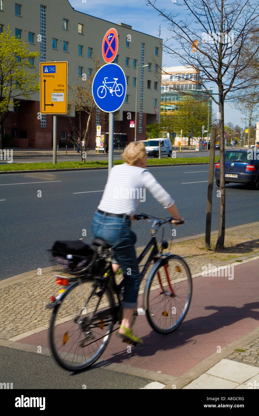 Donna in bicicletta Foto Stock