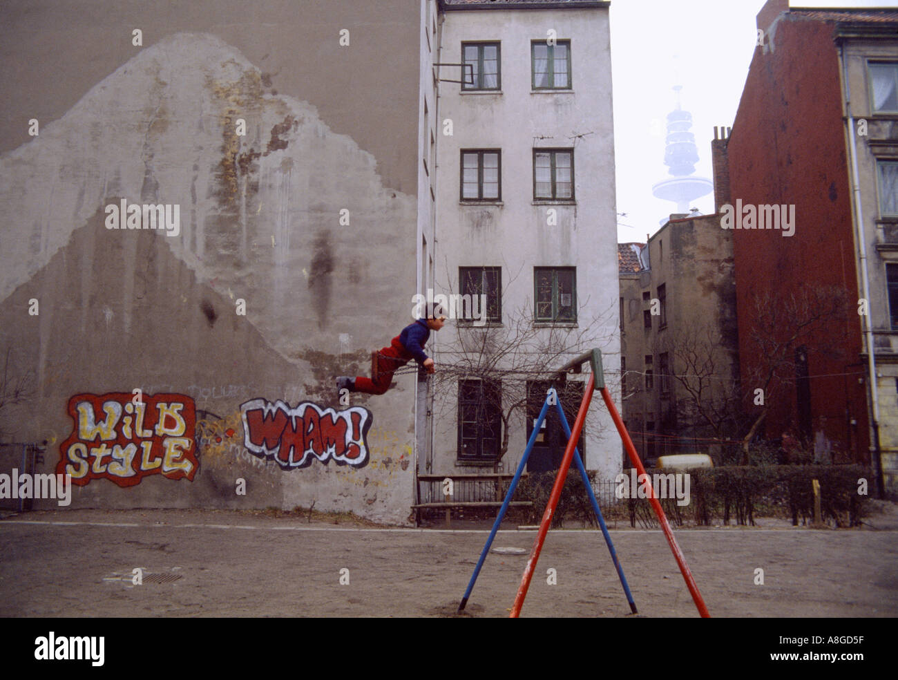 I bambini immigrati ad Amburgo in Germania in Europa. La povertà infanzia giocare vita Lifestyle privazione Reportage fotogiornalismo avversità Travel Foto Stock