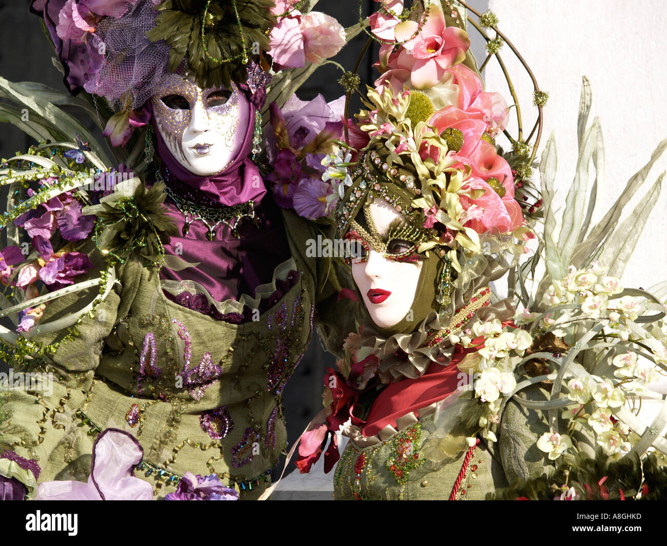Due donne in costume da fiore, il carnevale di Venezia Foto stock - Alamy
