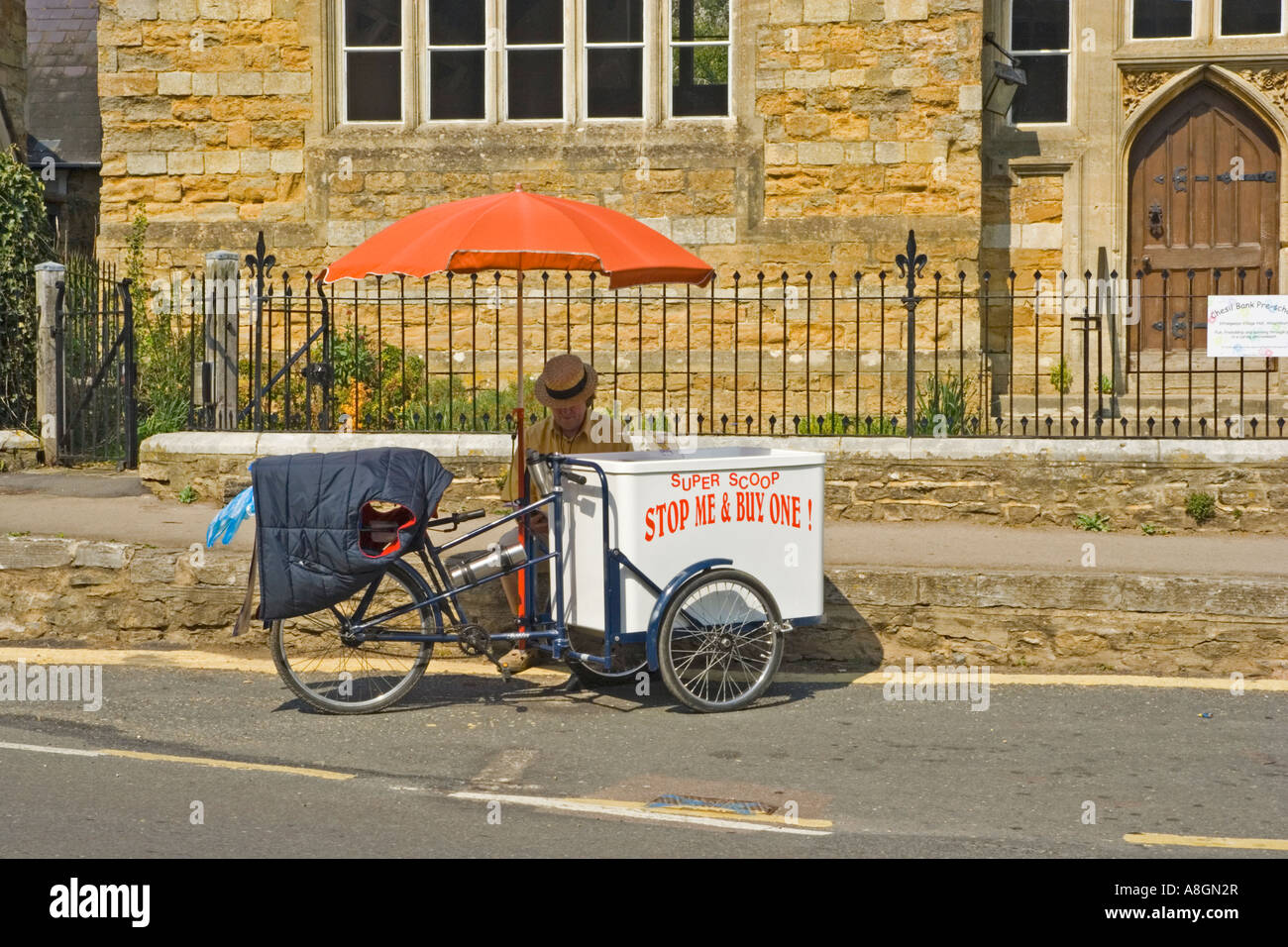 Ice-cream venditore, Abbotsbury, Dorset, Regno Unito. Foto Stock