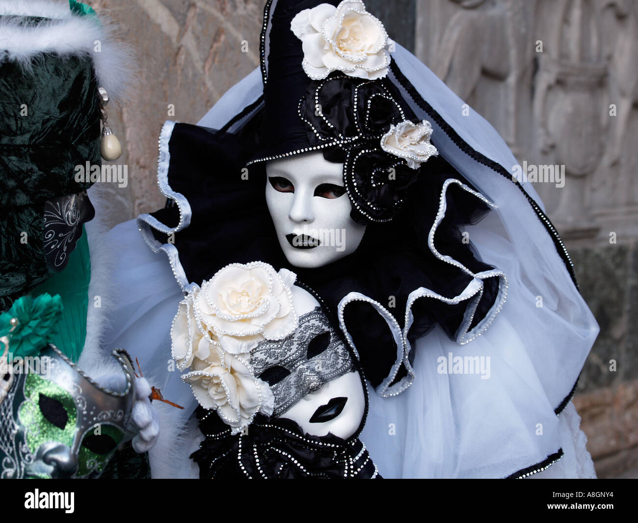Donna maschera bianca il carnevale di Venezia Foto stock - Alamy