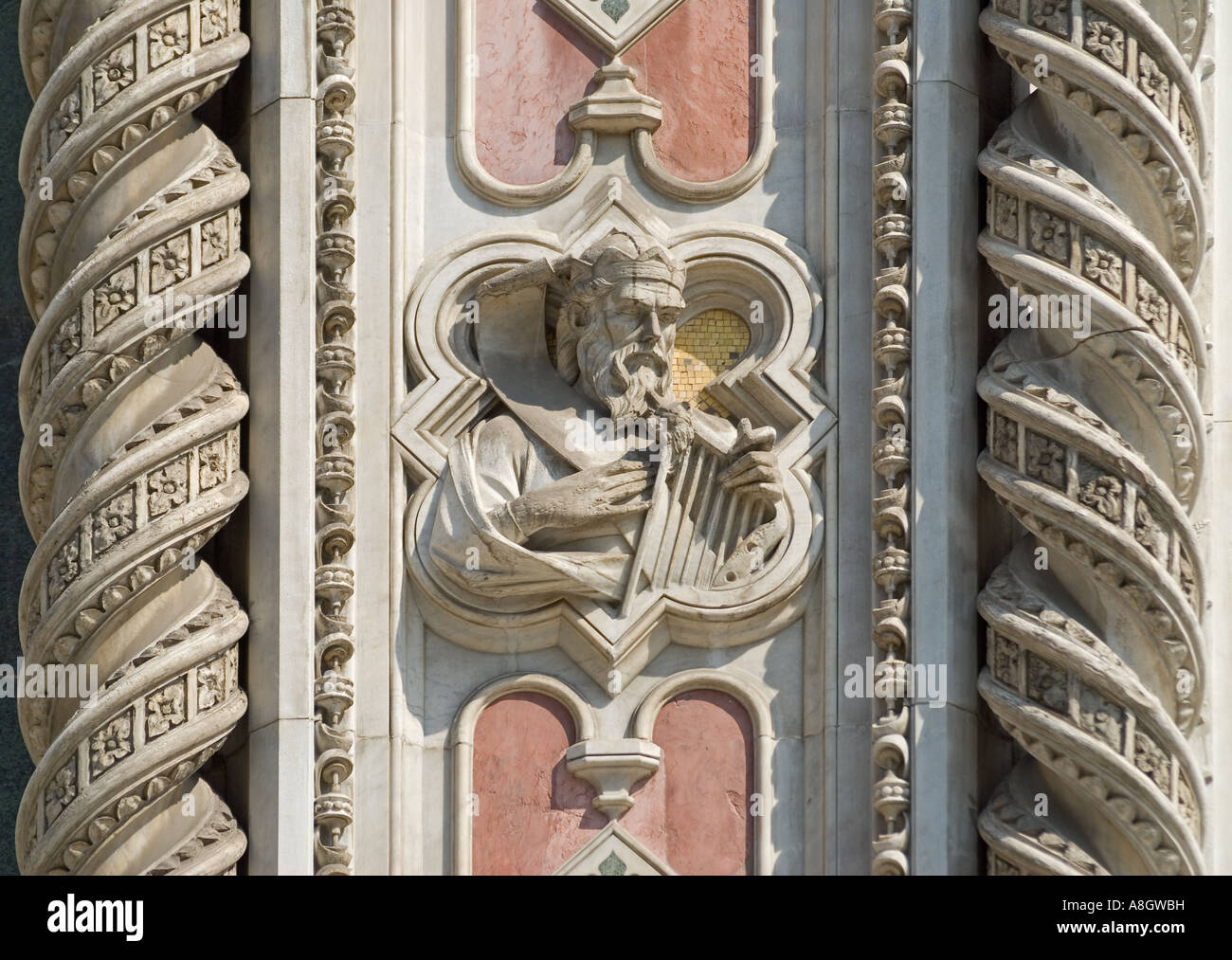 Firenze, Toscana, Italia. Cattedrale di Santa Maria del Fiore (Duomo). Particolare della facciata - Re Davide che suona l'arpa Foto Stock