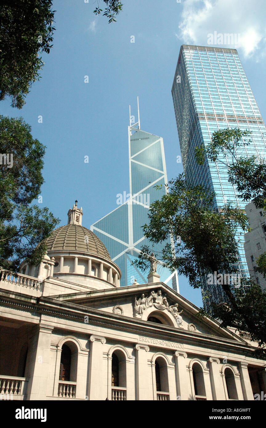 Il contrasto di stili di vecchi e nuovi edifici di Hong Kong Foto Stock