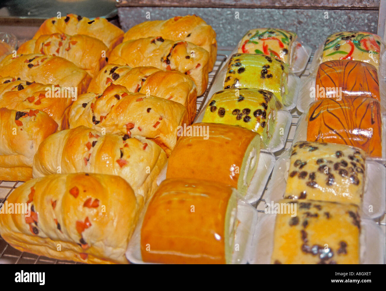 Pane glassato, dolce e gustosa varietà di stile tailandese sul mercato, di stallo mercato Chatuchak, Bangkok, Thailandia Foto Stock