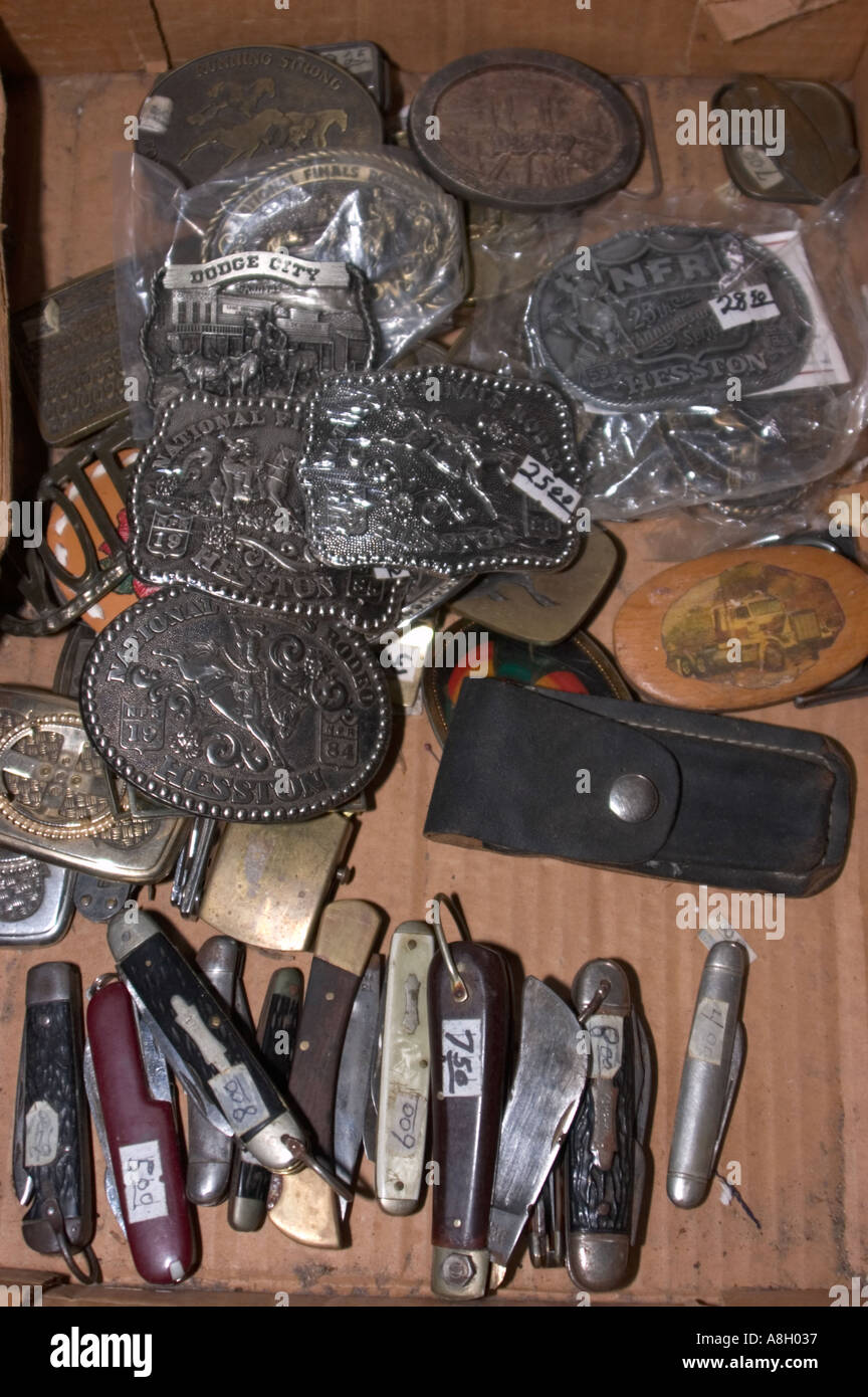 Le fibbie della cintura di sicurezza e coltelli da tasca nella casella per  la vendita Foto stock - Alamy