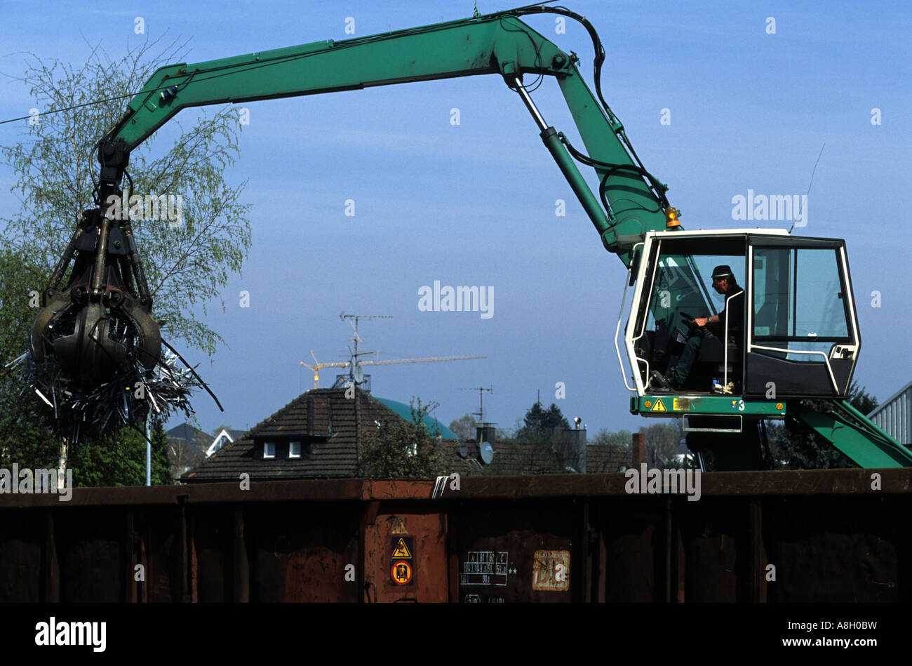 Metallo di riciclaggio essendo caricati su carri ferroviari, Solingen, Renania settentrionale-Vestfalia (Germania). Foto Stock