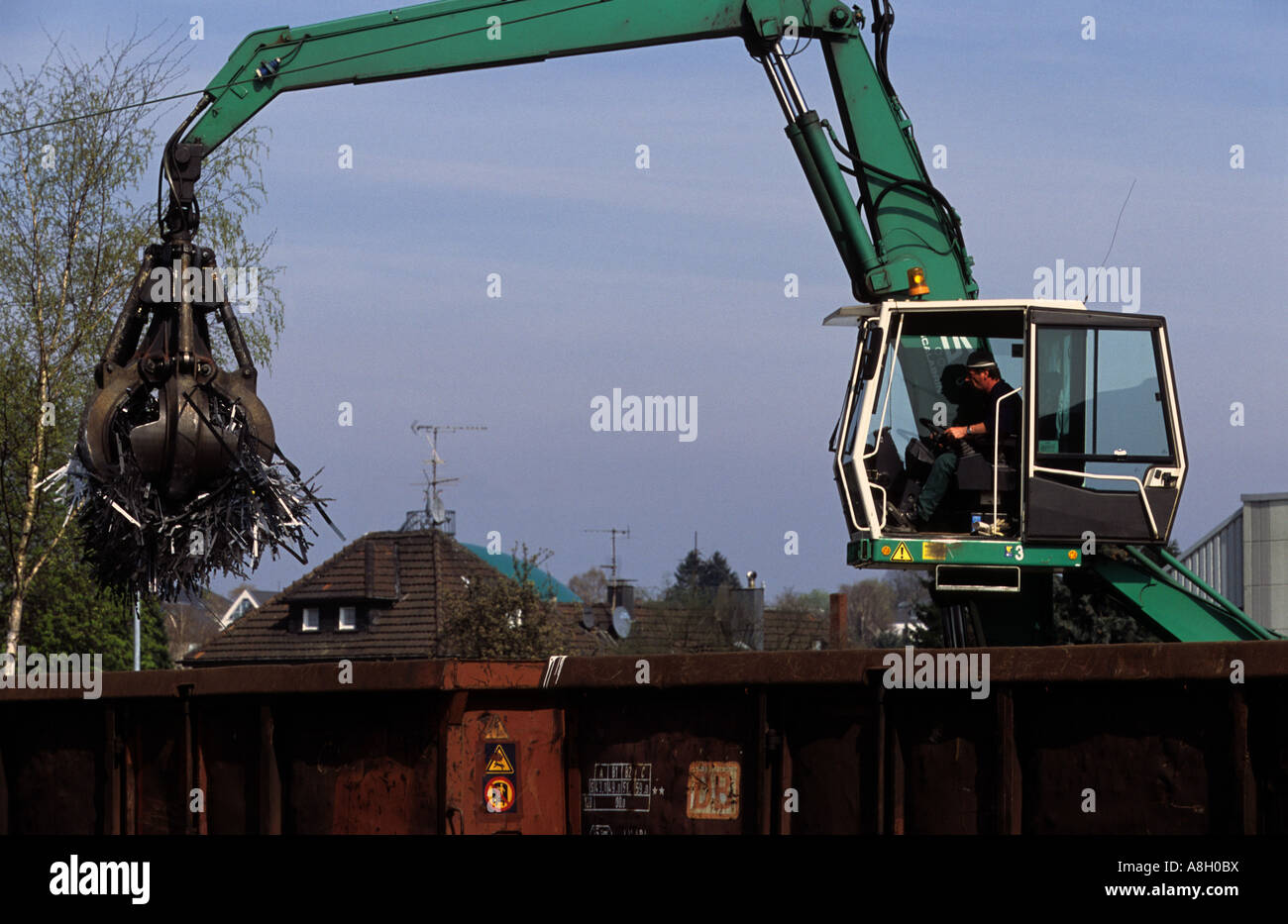 Metallo di riciclaggio essendo caricati su carri ferroviari, Solingen, Renania settentrionale-Vestfalia (Germania). Foto Stock