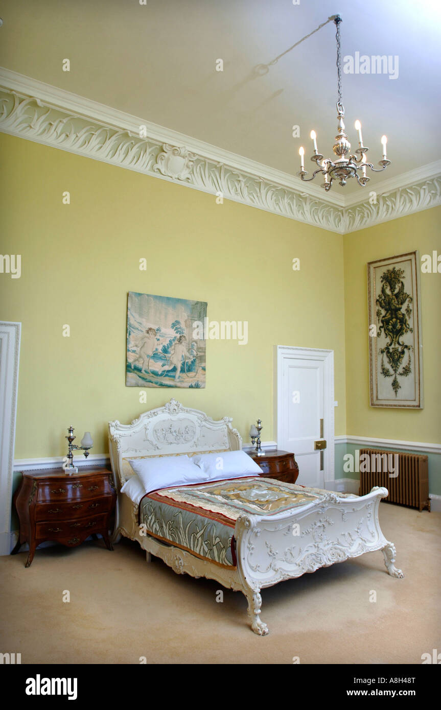 Una lussuosa camera da letto padronale con un diciannovesimo secolo SLEIGH BED Foto Stock