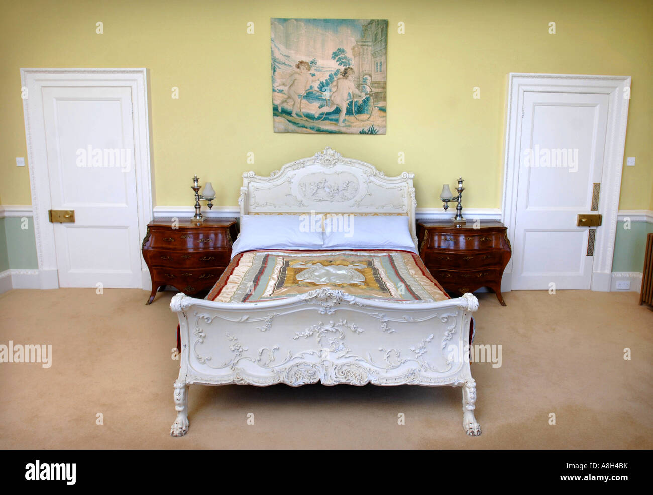 Una lussuosa camera da letto padronale con un diciannovesimo secolo SLEIGH LETTO IN CAMERA REED A HALSWELL HOUSE vicino Bridgwater SOMERSET REGNO UNITO Foto Stock