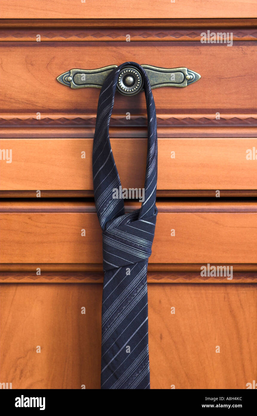 Tirante appeso sul petto di cassetti Foto Stock