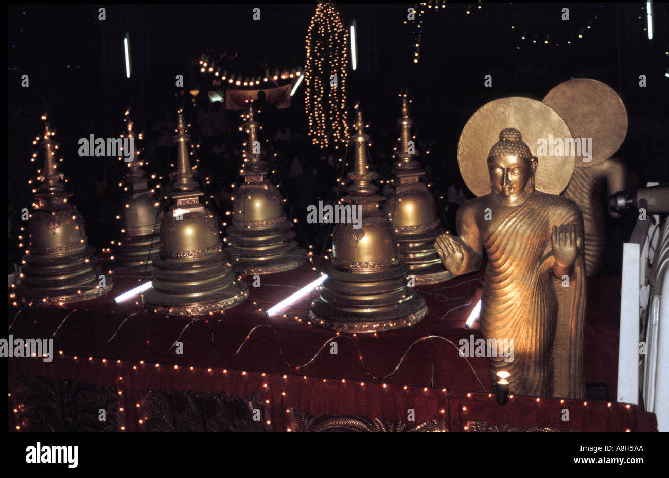 Buddista venerato le icone sono portata in processione attraverso le strade durante il festival di febbraio a Colombo Foto Stock