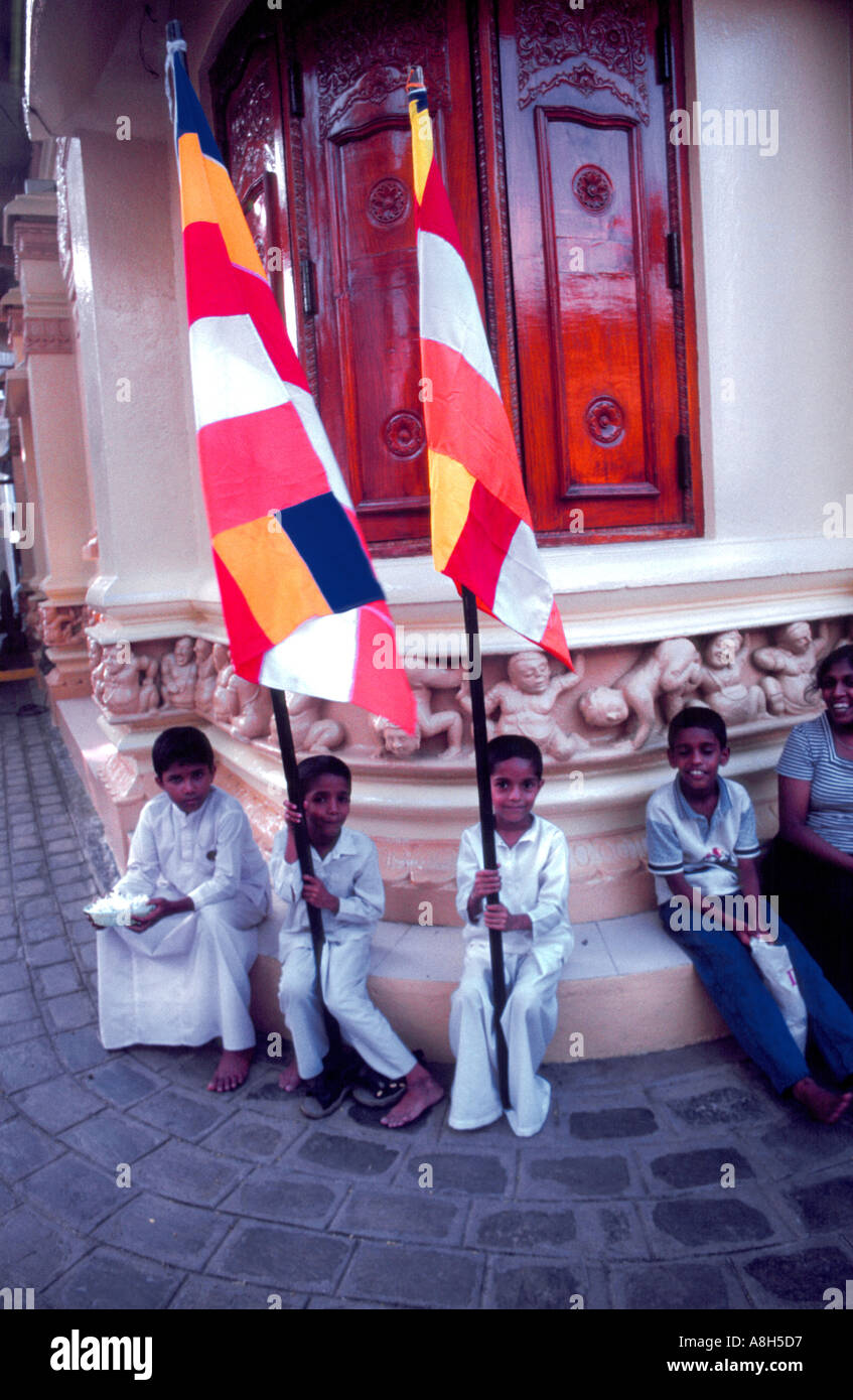 Ragazzi pronti per il Febbraio festival al tempio di Gangaramaya Colombo Sri Lanka Foto Stock