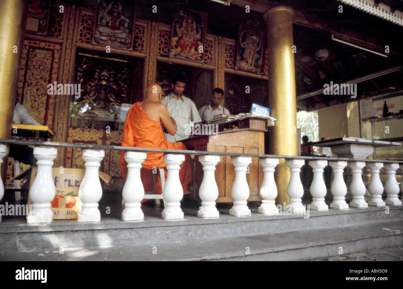 Un tempio di Gangaramaya monaco prende il denaro e le questioni di biglietti VIP per la Nuwam Maha Perahera in Colombo Sri Lanka Foto Stock