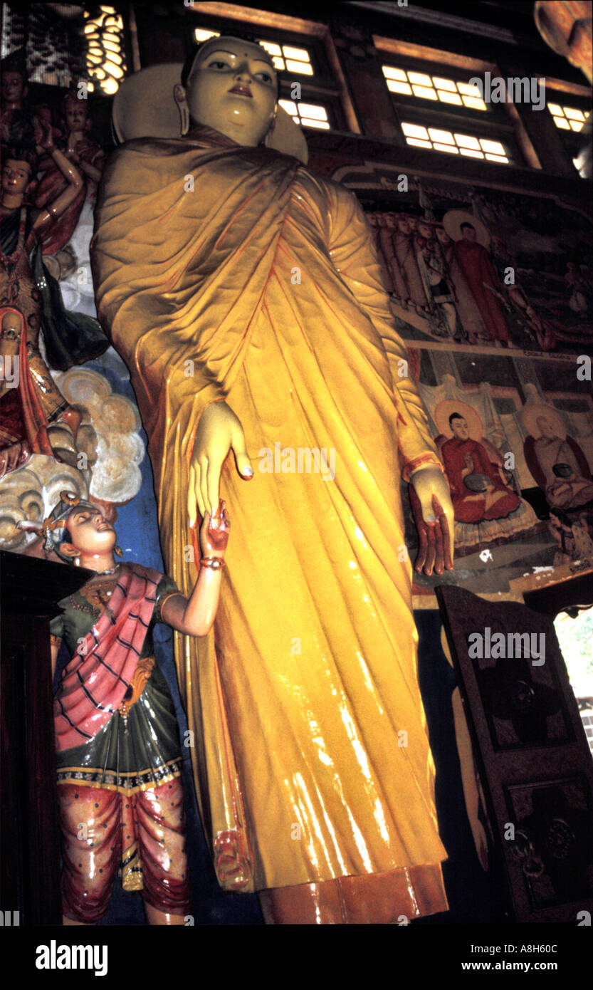Un'immagine del Buddha a Gangaramaya tempio complesso in Colombo Sri Lanka Foto Stock