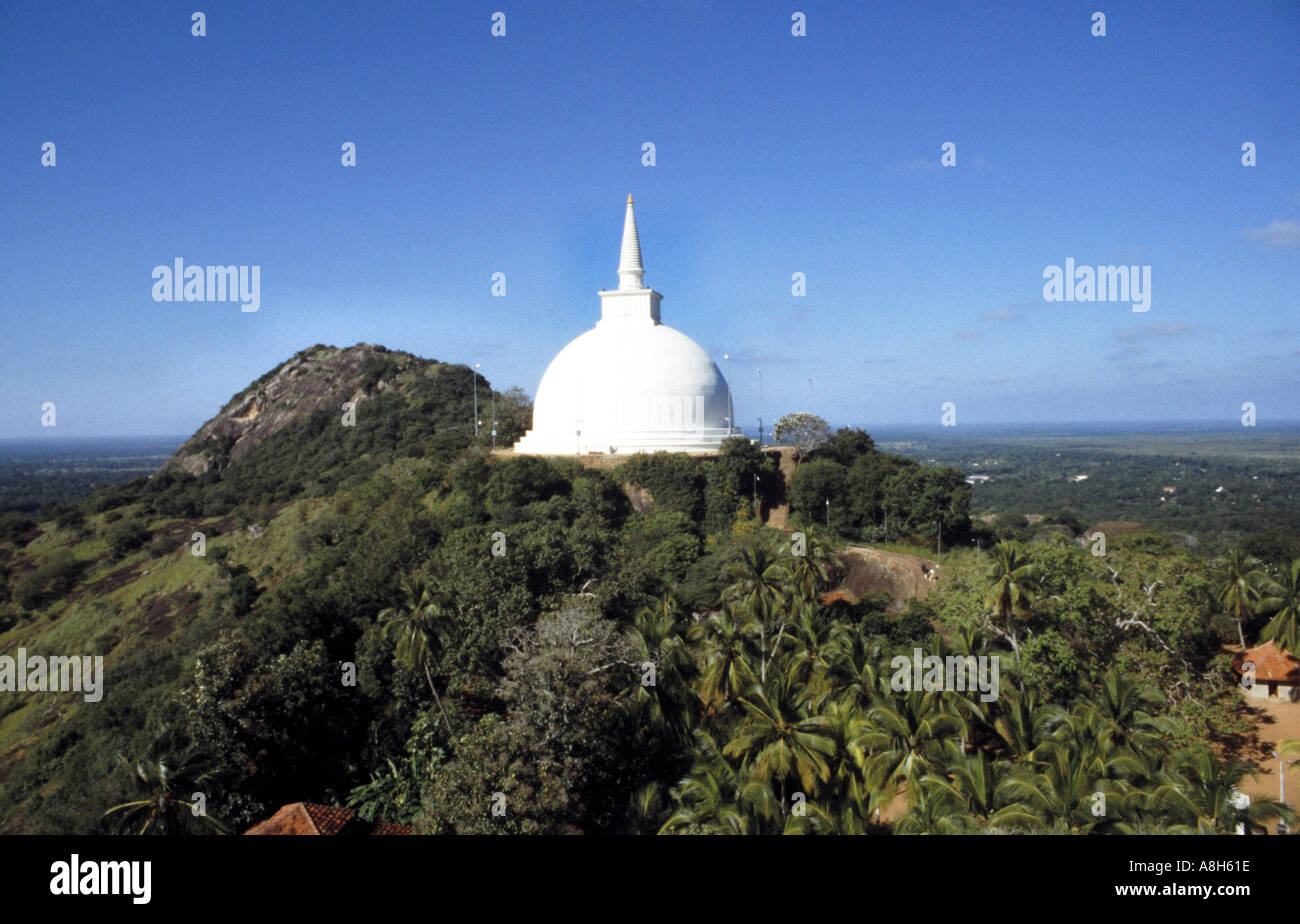 Mahaseya dagoba il più grande sullo storico sito Mihintale nel nord dello Sri Lanka Foto Stock