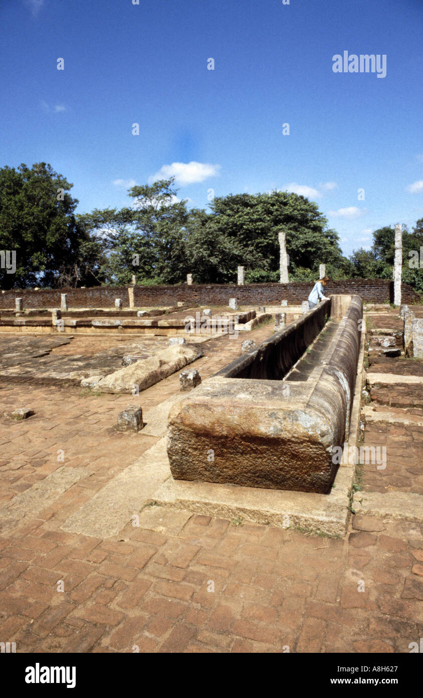 Un trogolo di pietra creduto di avere una volta tenuto il riso per i monaci a Mihintale nel nord dello Sri Lanka Foto Stock