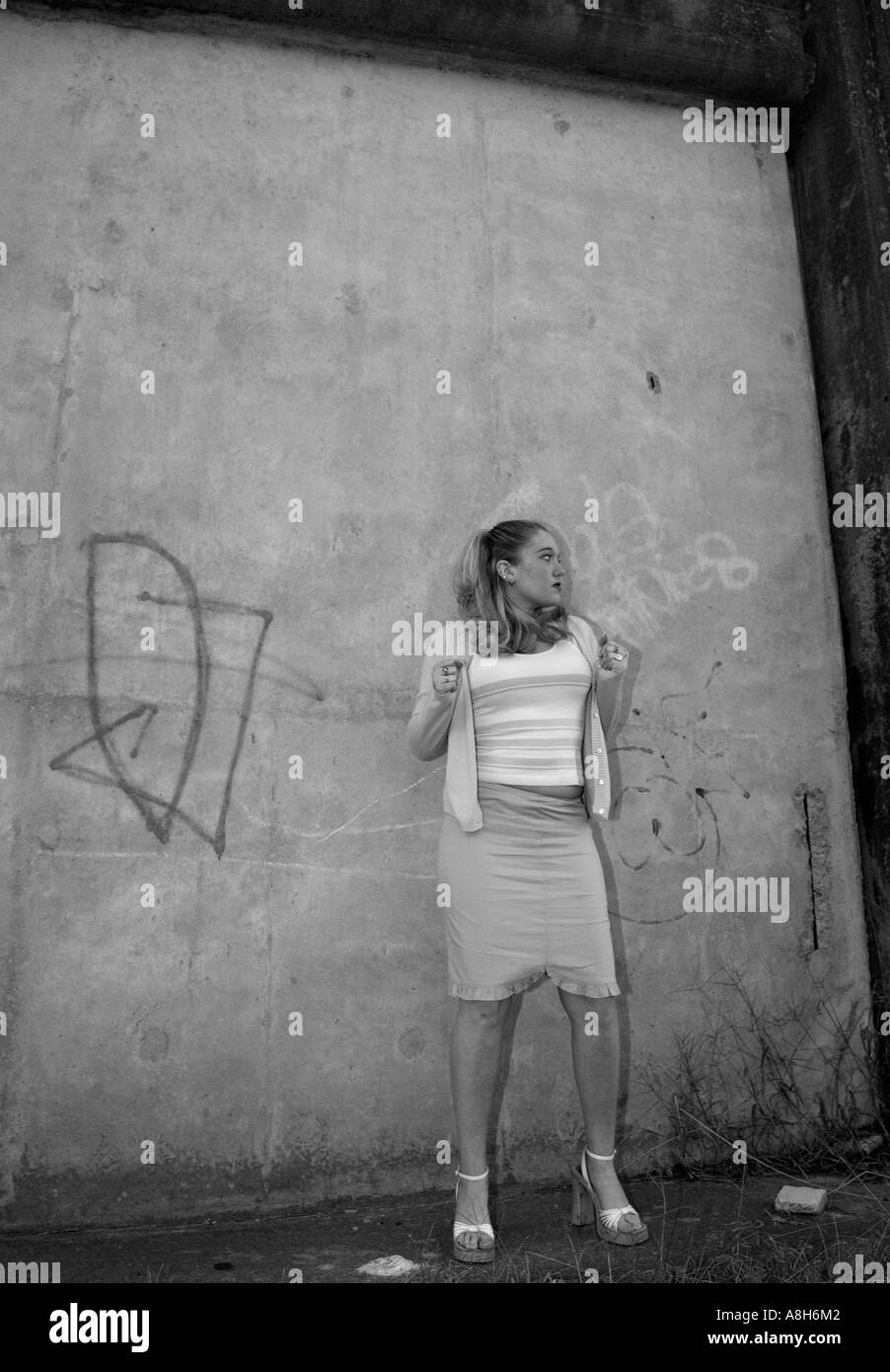 Spaventata Caucasica Girl Teen appoggiata contro la parete in vicolo USA Foto Stock