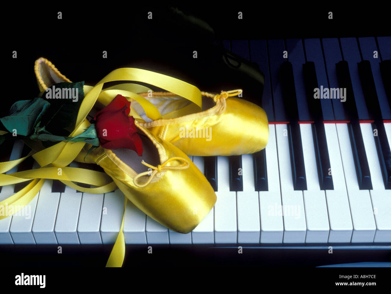 Pantofole di balletto sulla tastiera Foto Stock