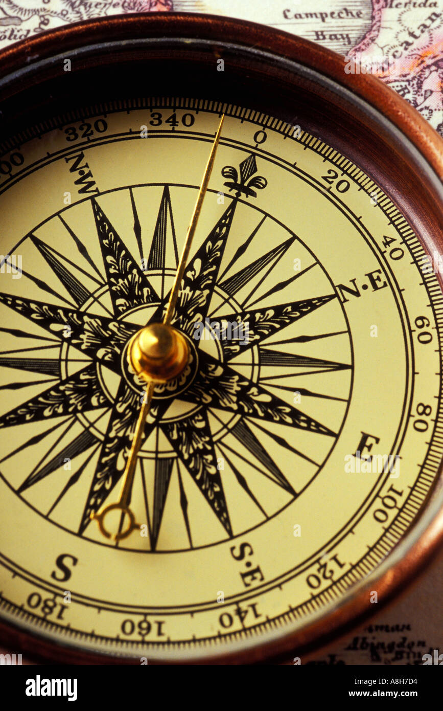 Compass close up seduti sulla mappa Foto Stock