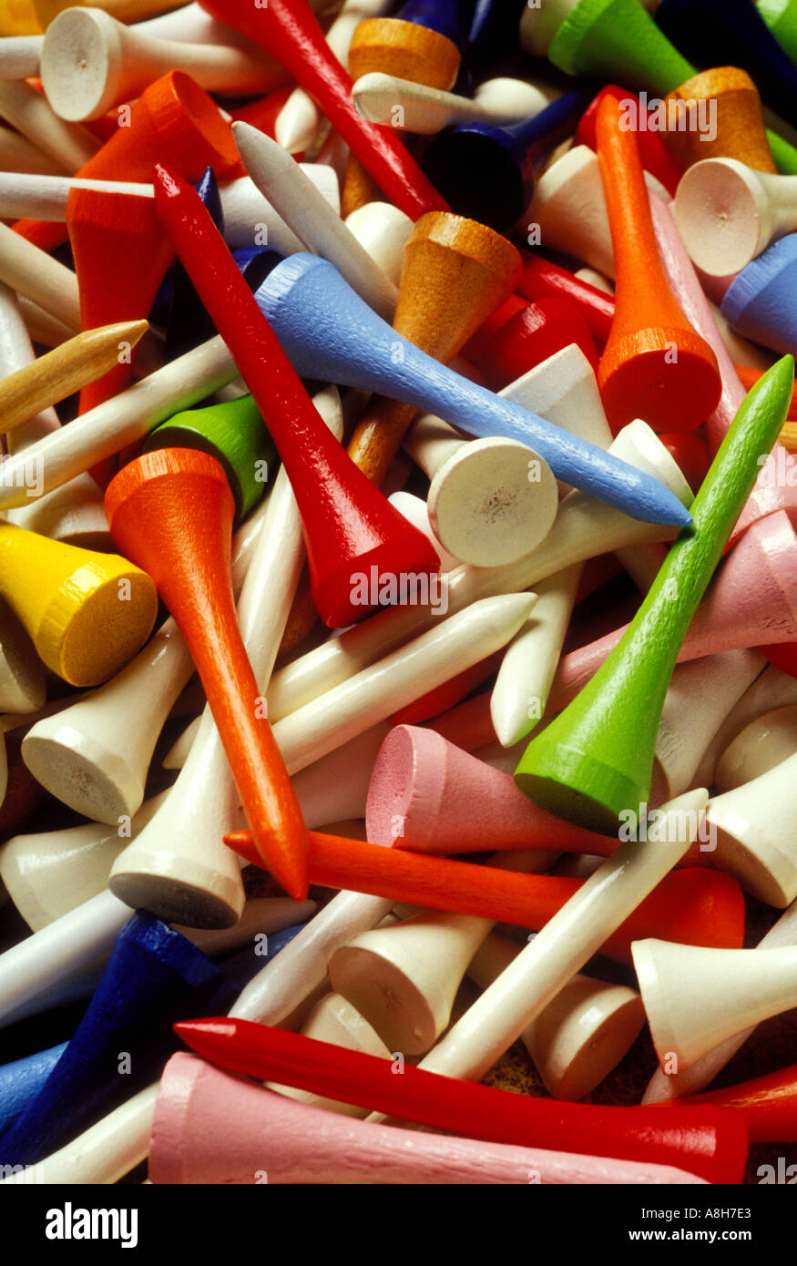 Un mucchio di colori assortiti golf tees Foto Stock