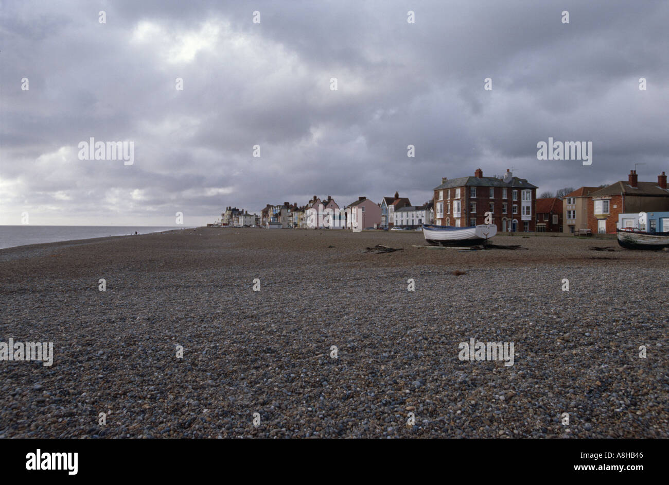 Spiaggia di Aldeburgh in un giorno nuvoloso Foto Stock