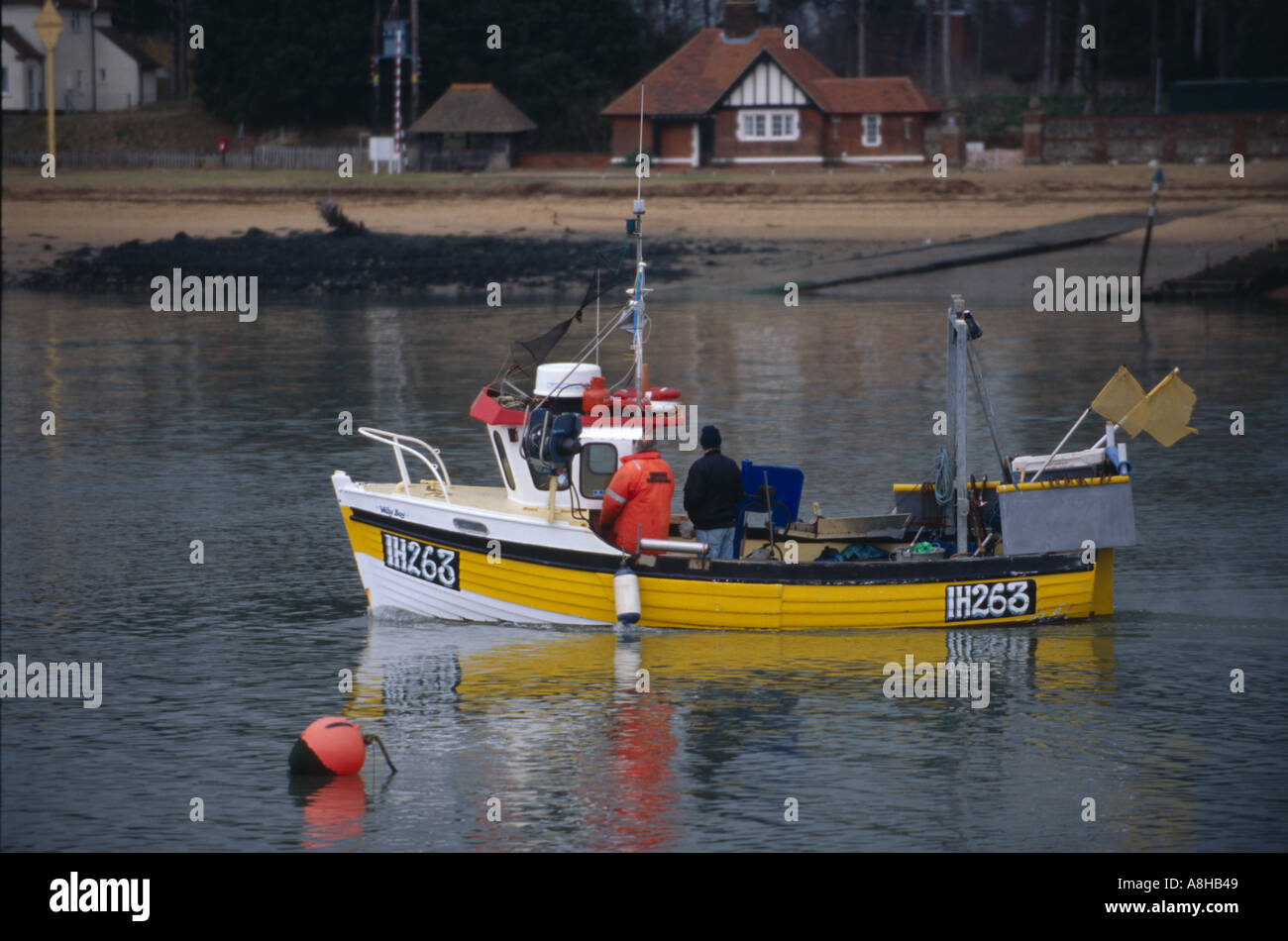 Tornando barca da pesca a Felixstowe Ferry Suffolk Foto Stock