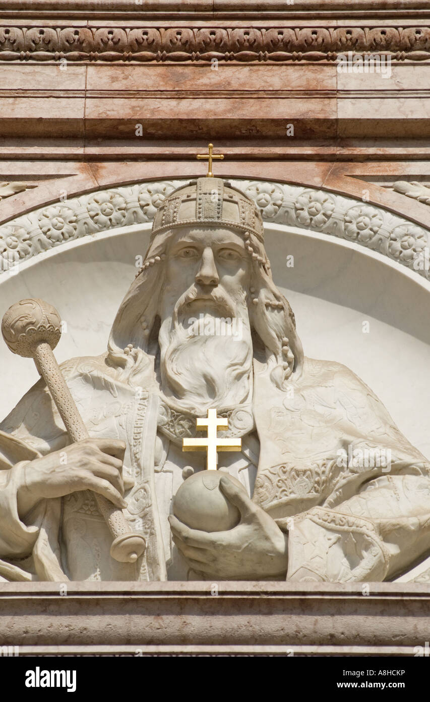 Budapest, Ungheria. Basilica di Santo Stefano (Szent Istvan Bazilika - 1905) Capo di Santo Stefano scolpito sopra l'ingresso principale Foto Stock